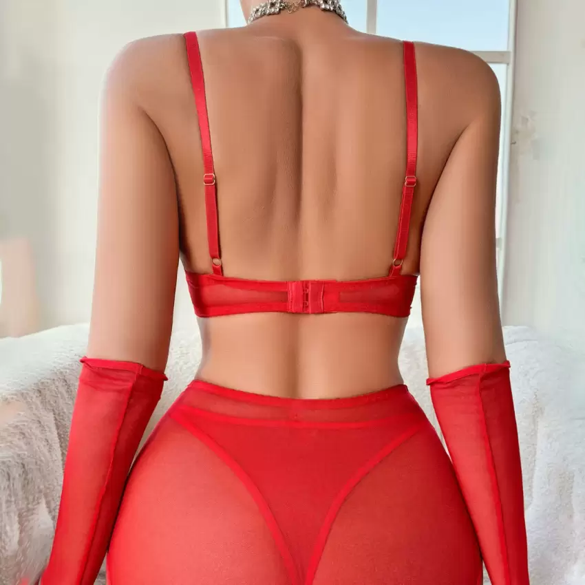 Sexy perspective with heart-shaped chain - Image 4