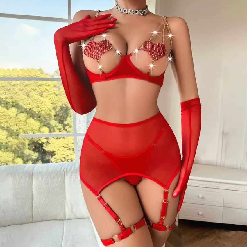 Sexy perspective with heart-shaped chain - Image 3